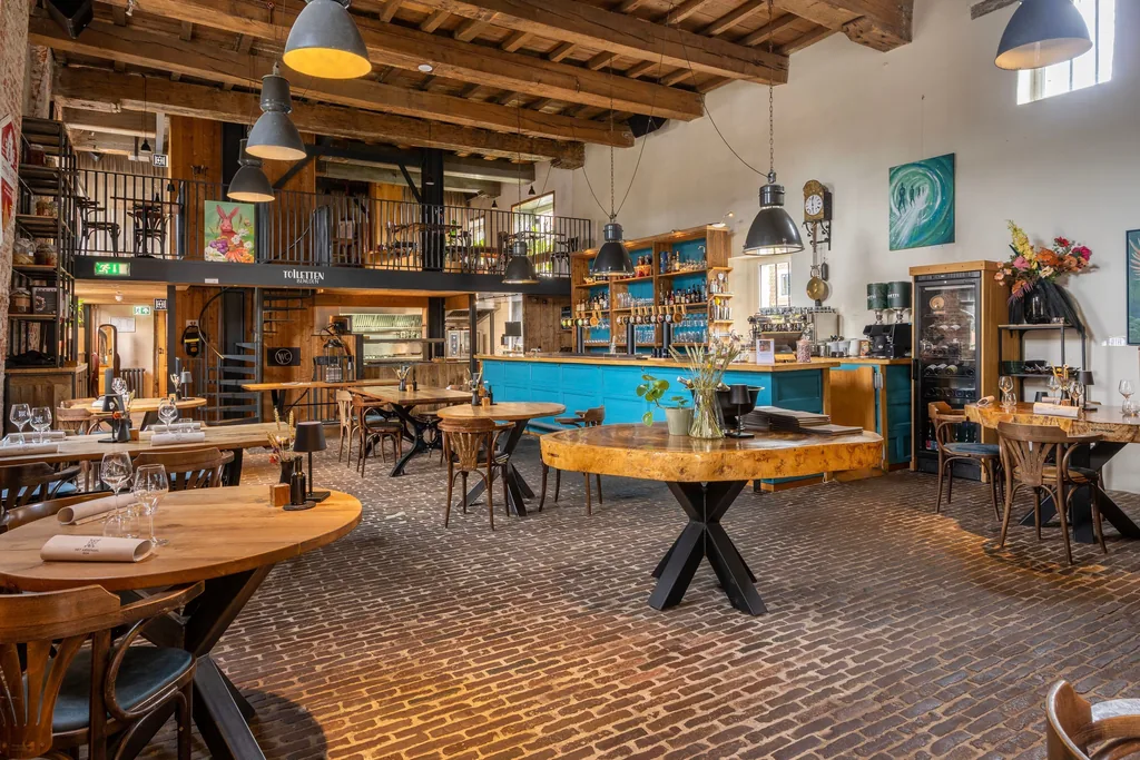 Het Arsenaal, Doesburg: De zaal op de begane grond, onder de houten balken