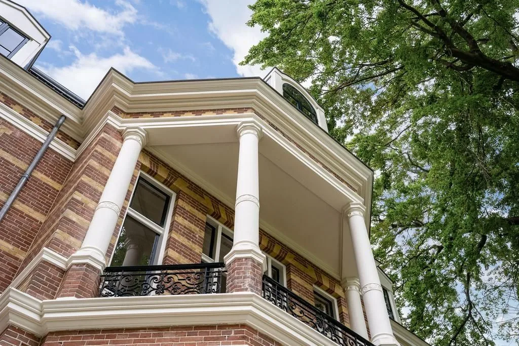 Buitenplaats Benthuys, Baarn: De veranda met de zuilen