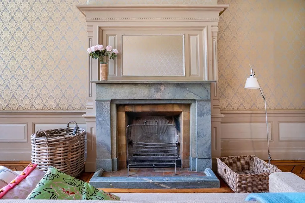 Buitenplaats Benthuys, Baarn: Een kamer met de schouw
