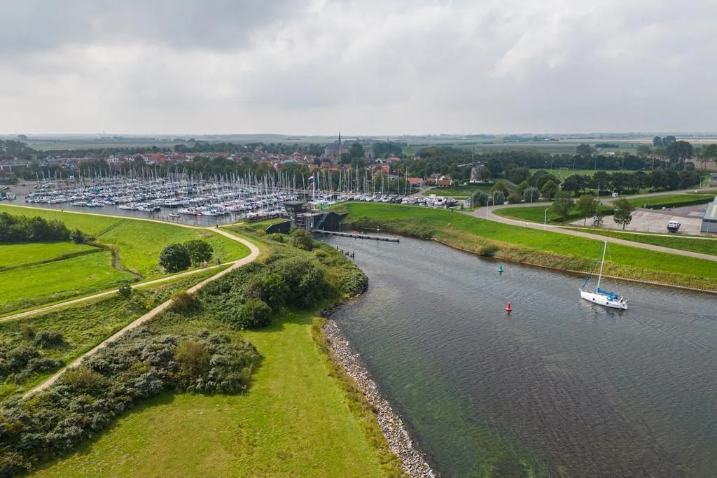 Korenmolen De Haan, Brouwershaven: Het uitzicht over de haven en de Grevelingen