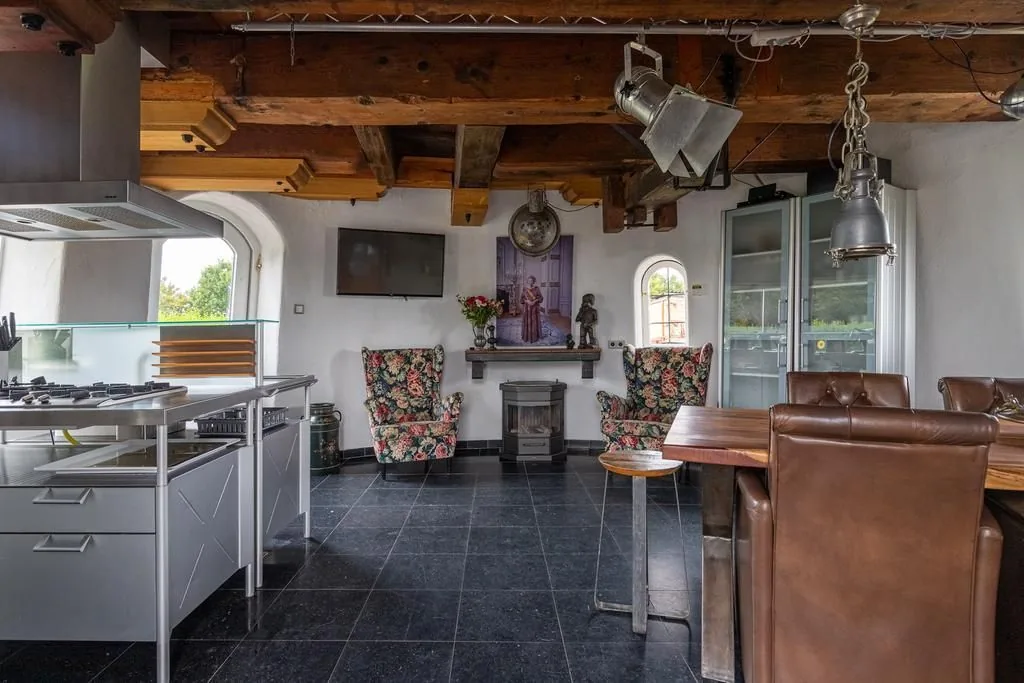 Korenmolen De Haan, Brouwershaven: Een kamer in de molen, onder de houten balken