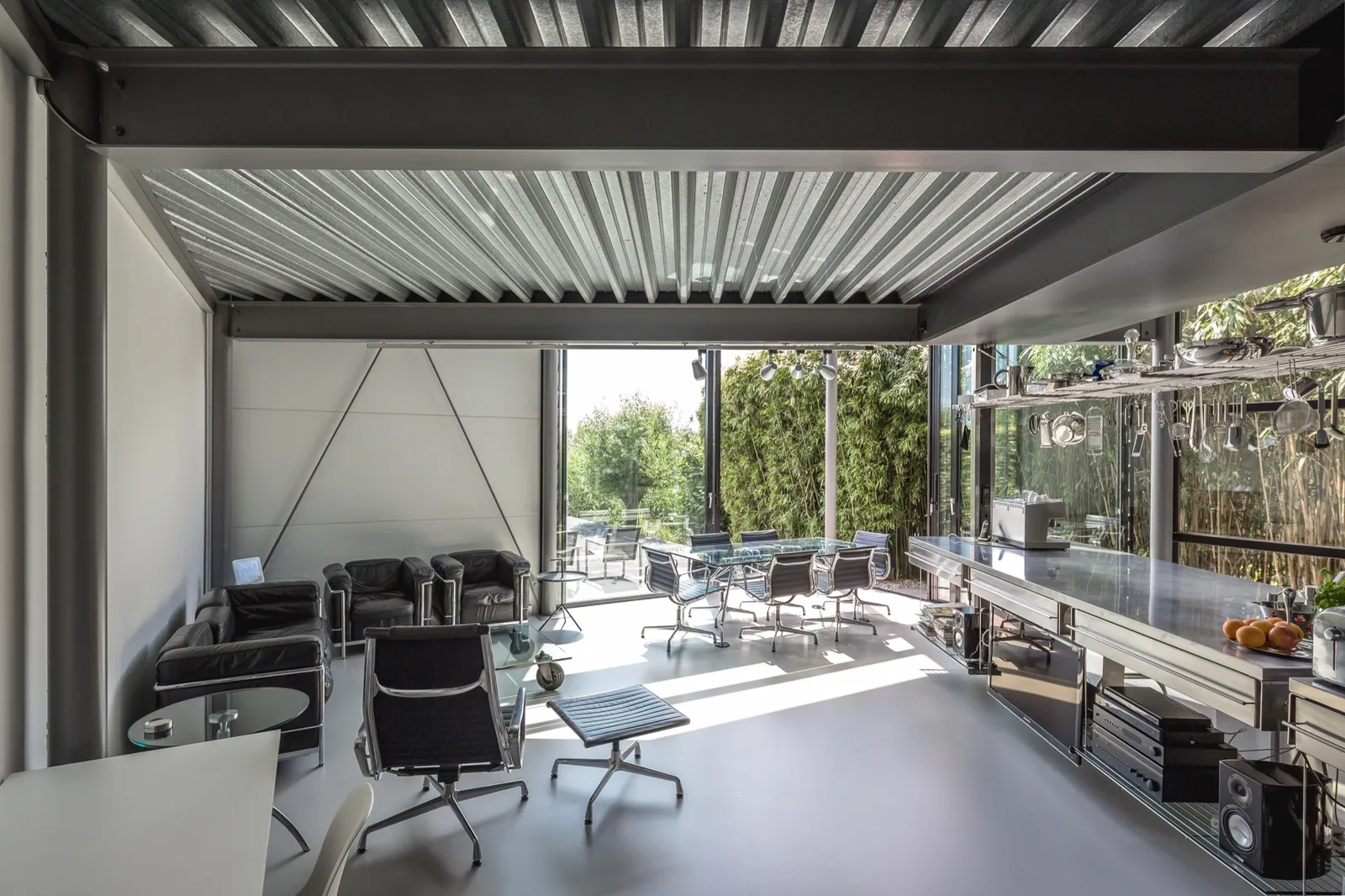 Woning, Delft: Het interieur met de grote glasvlakken, waardoor het daglicht tot diep in het huis doordringt