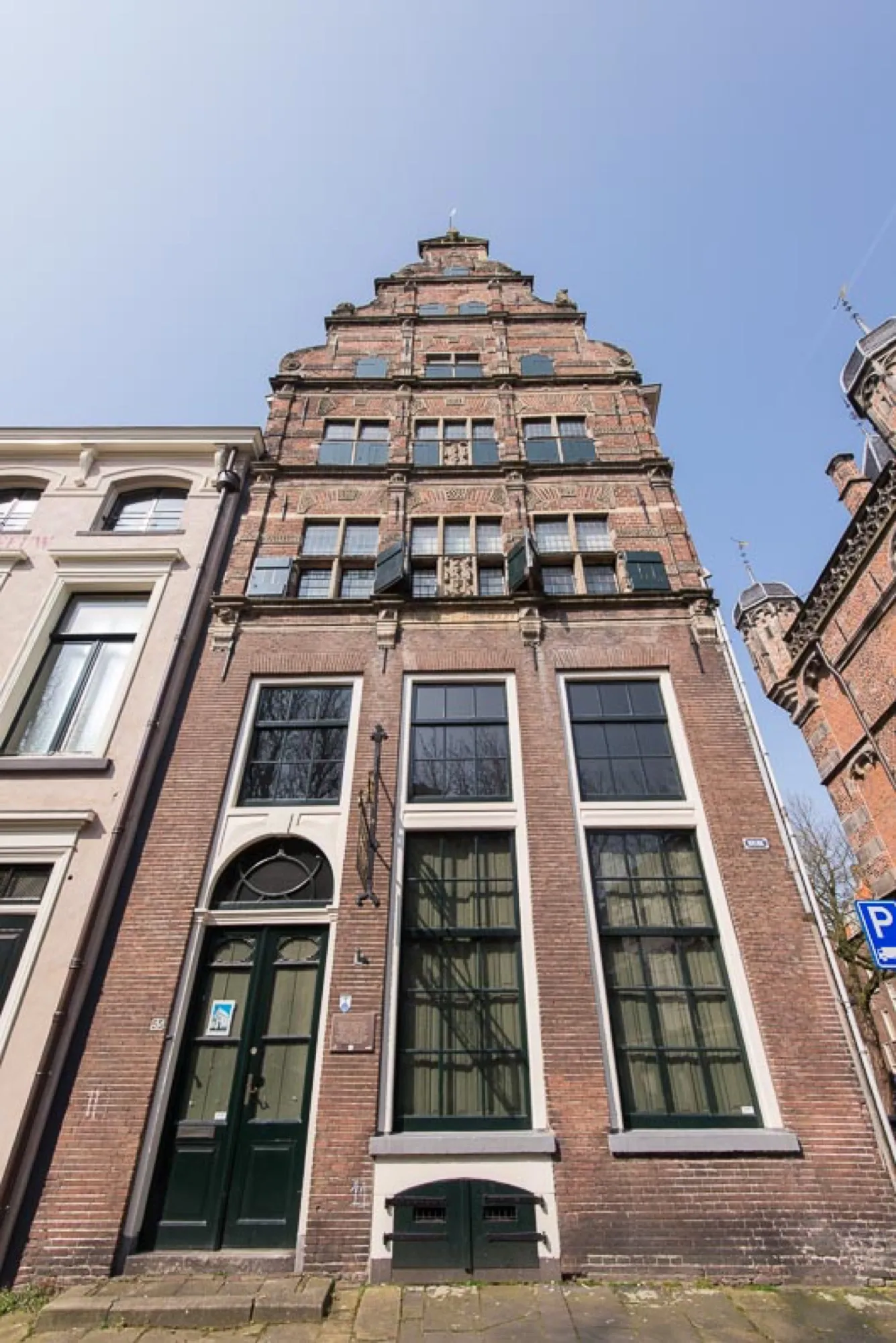 De Drie Haringen, Deventer: De gevel van De Drie Haringen van dichtbij, met de vensters en de trapgevel boven het plein