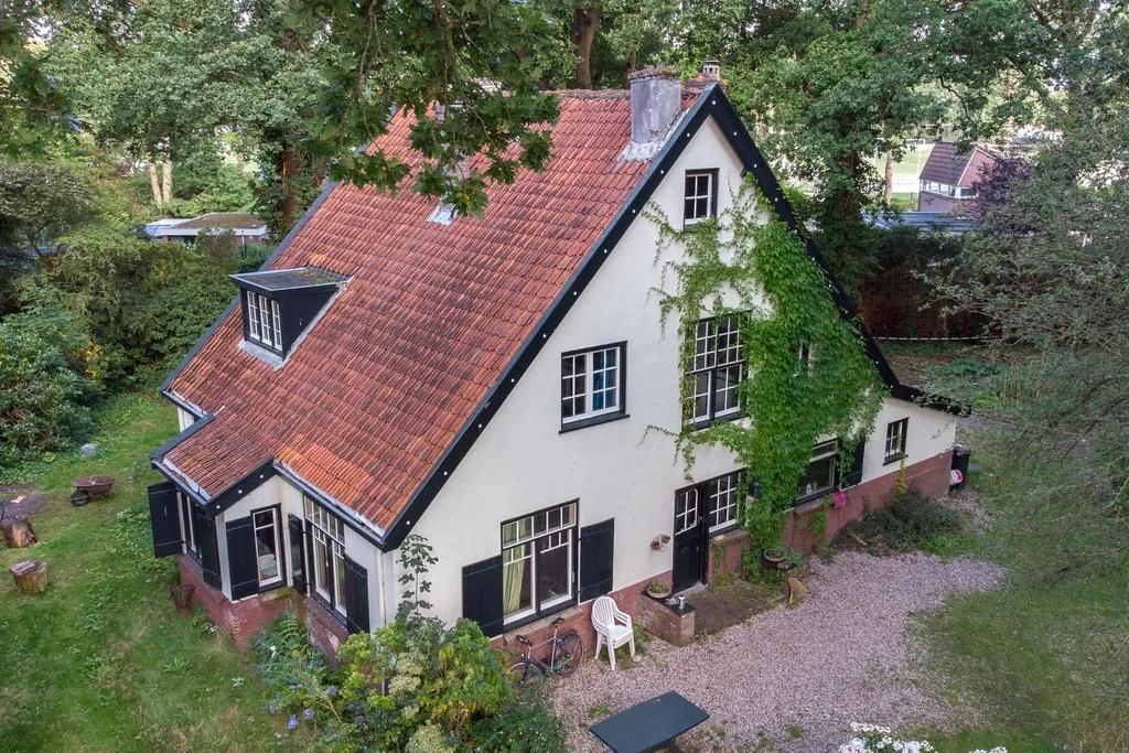 Villa Eikenhof, Bussum: De villa met het rode pannendak, van opzij gezien