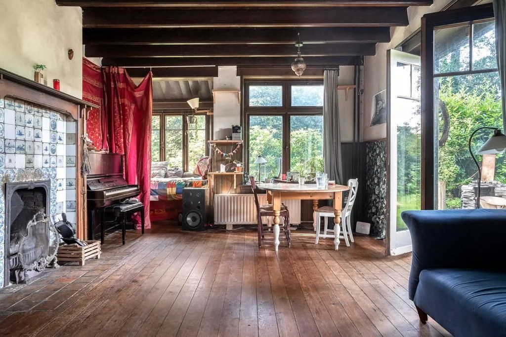 Villa Eikenhof, Bussum: De woonkamer onder de balkenzoldering