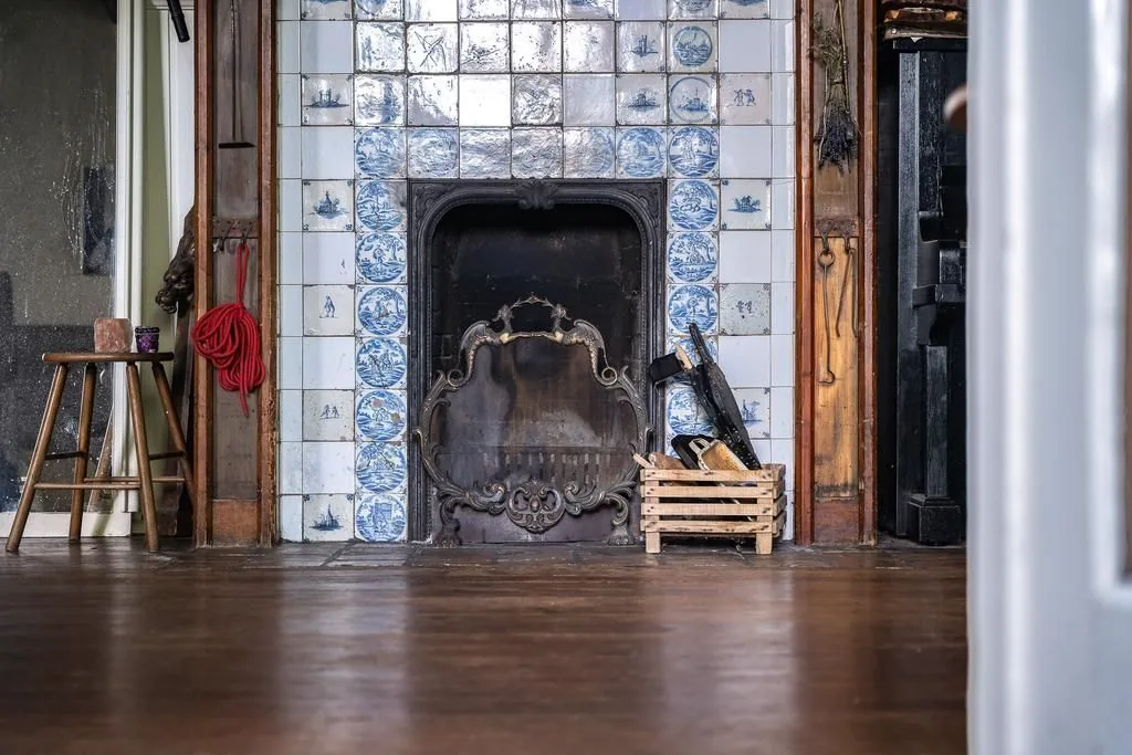 Villa Eikenhof, Bussum: De haard met de Delfts blauwe tegels