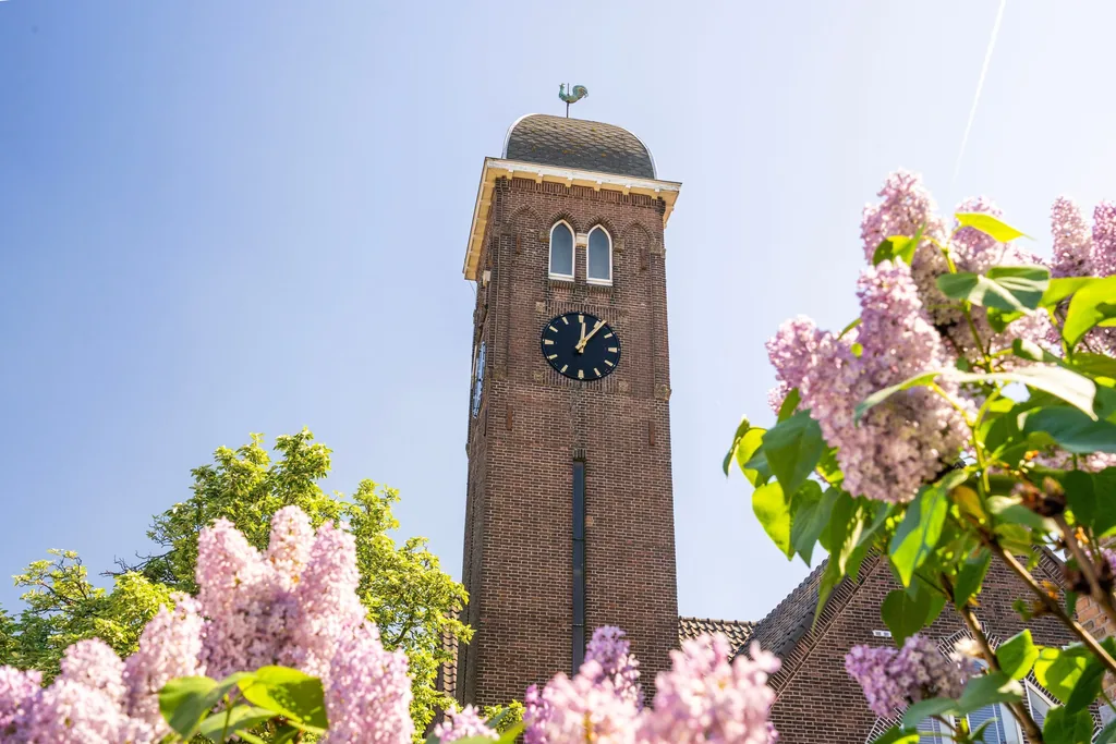 Elimkerk, Rotterdam: De toren van de kerk, met bloesem op de voorgrond