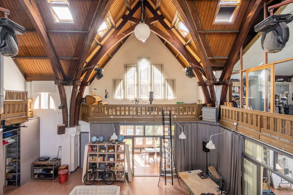 Elimkerk, Rotterdam: Het schip met de houten spanten, ingericht om te wonen en te werken