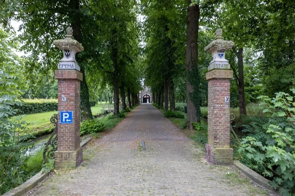 Epema State, Ysbrechtum: De lindelaan naar het poortgebouw