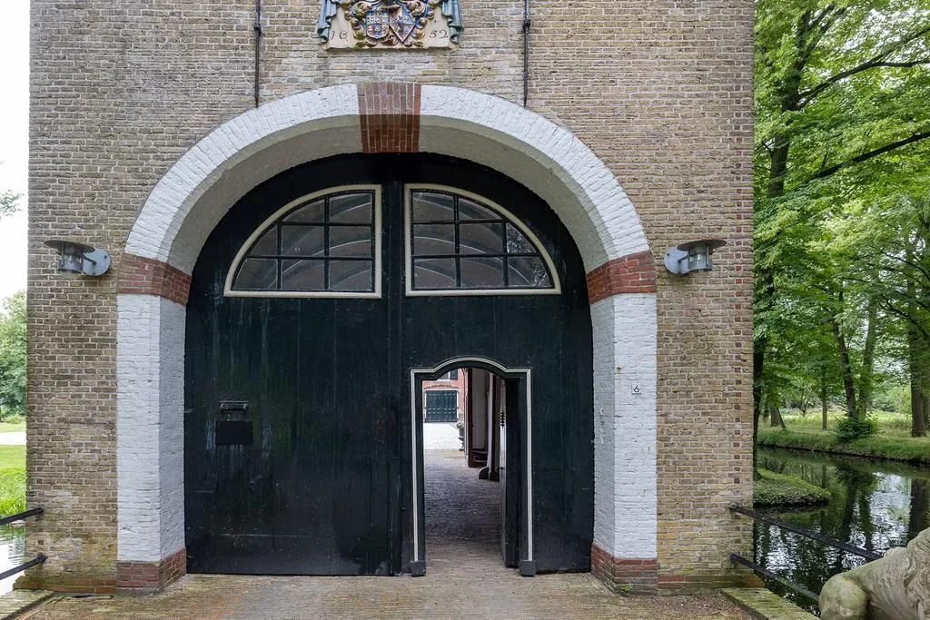 Epema State, Ysbrechtum: hier begint de aankomst op het voorplein van de state