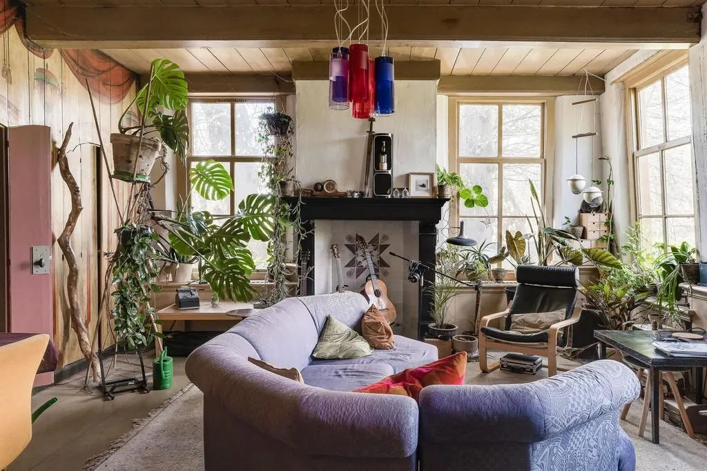 De Geertsemaheerd, Slochteren: De woonkamer met de hoge ramen