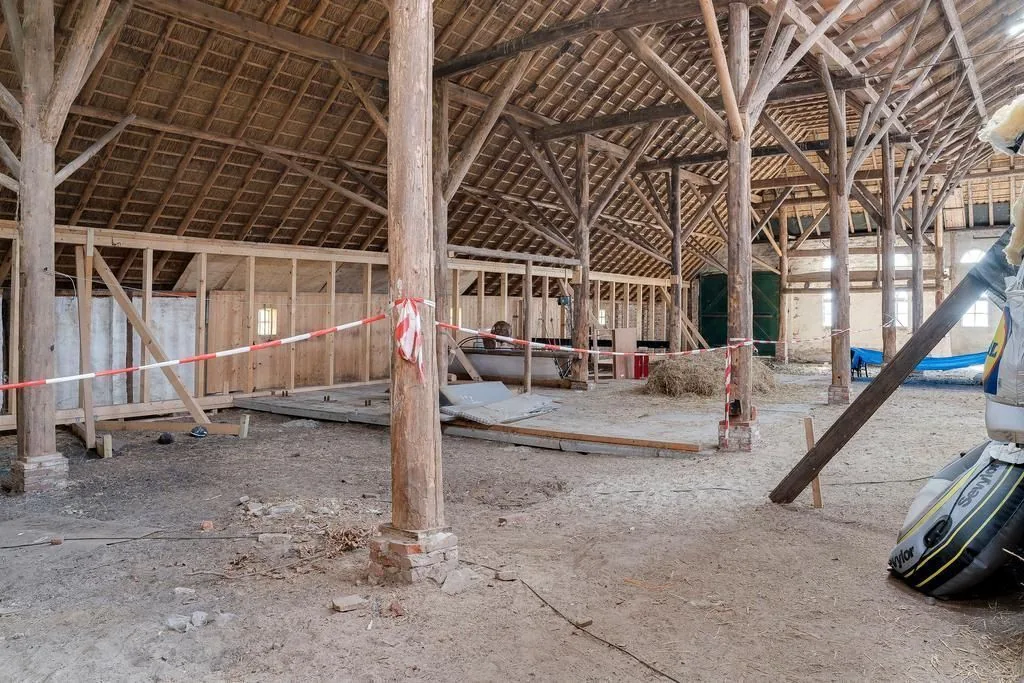 De Geertsemaheerd, Slochteren: De schuur met de houten kapconstructie