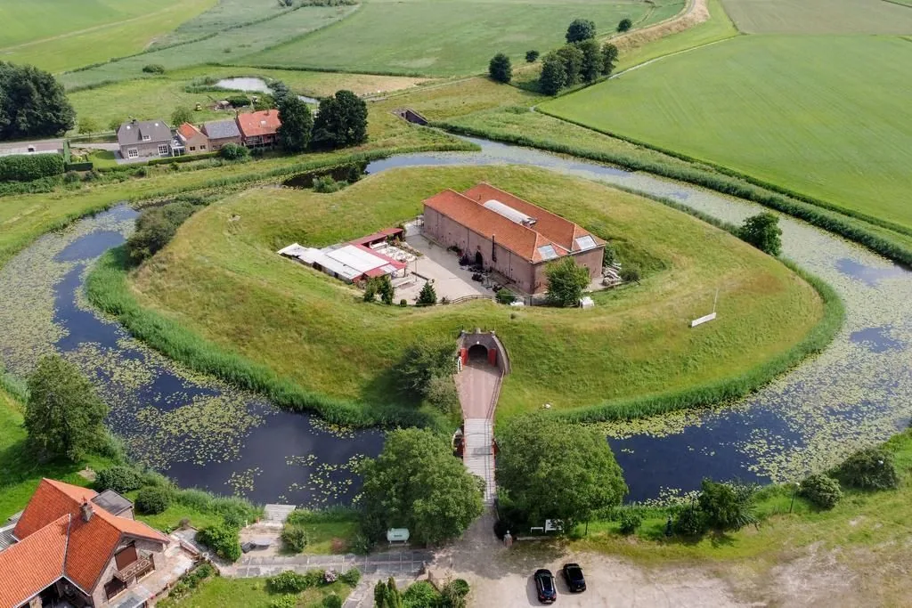 Fort Hedikhuizen, Hedikhuizen: de rode schilddaken, omringd door gracht en wal