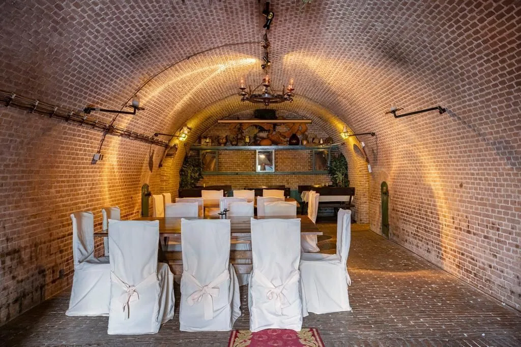 Fort Hedikhuizen, Hedikhuizen: De gedekte tafel onder de gewelven van het fort