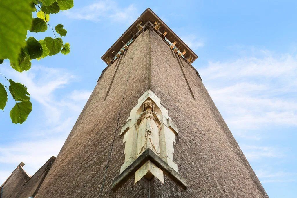 Heilig Hartkerk, Utrecht: De topgevel van de kerk, van onderaf gezien