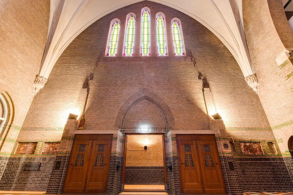 Heilig Hartkerk, Utrecht: Het schip met de hoge kerkramen boven het portaal