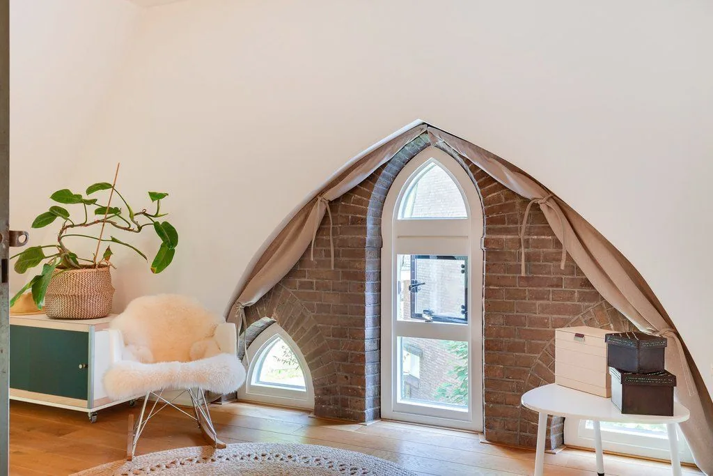 Heilig Hartkerk, Utrecht: Een kamer met een spitsboogvenster