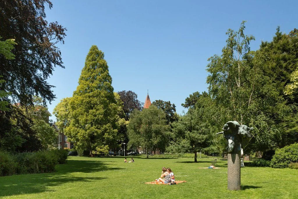 Heilig Hartkerk, Utrecht: Het groen van het Wilhelminapark bij de kerk
