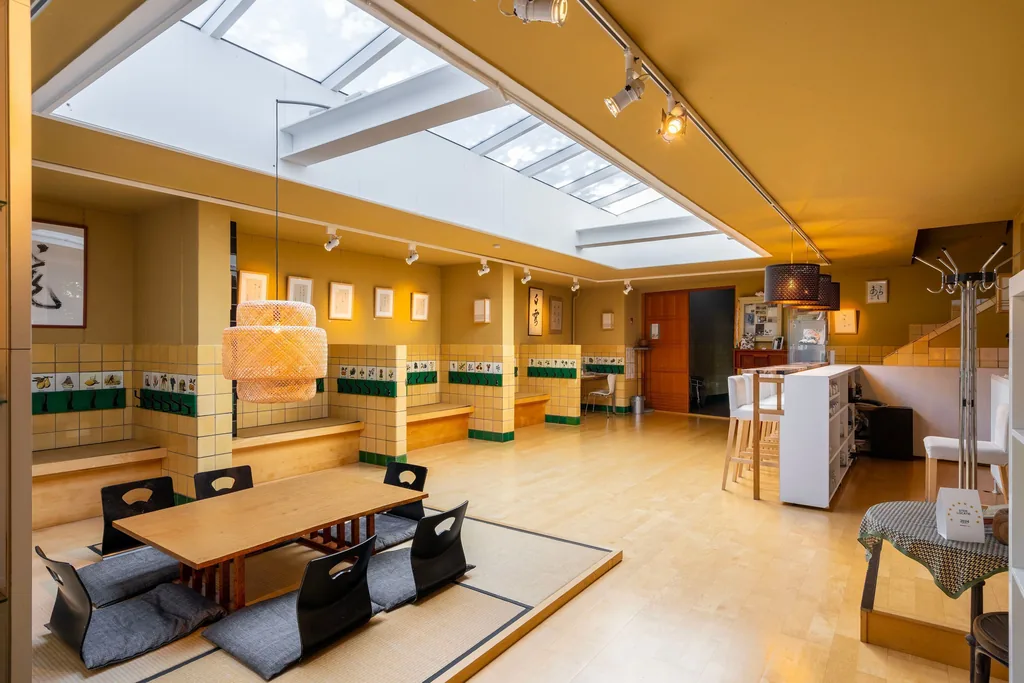 Voormalige kleuterschool, Rotterdam: Daglicht door de lichtkoepels in het dak