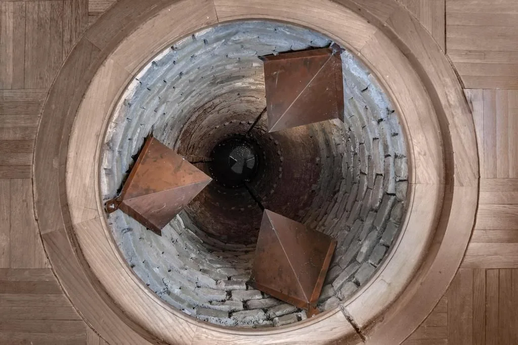 Lichthuis Oud-Kraggenburg, Kraggenburg: De lamp in de lantaarn, van onderaf gezien