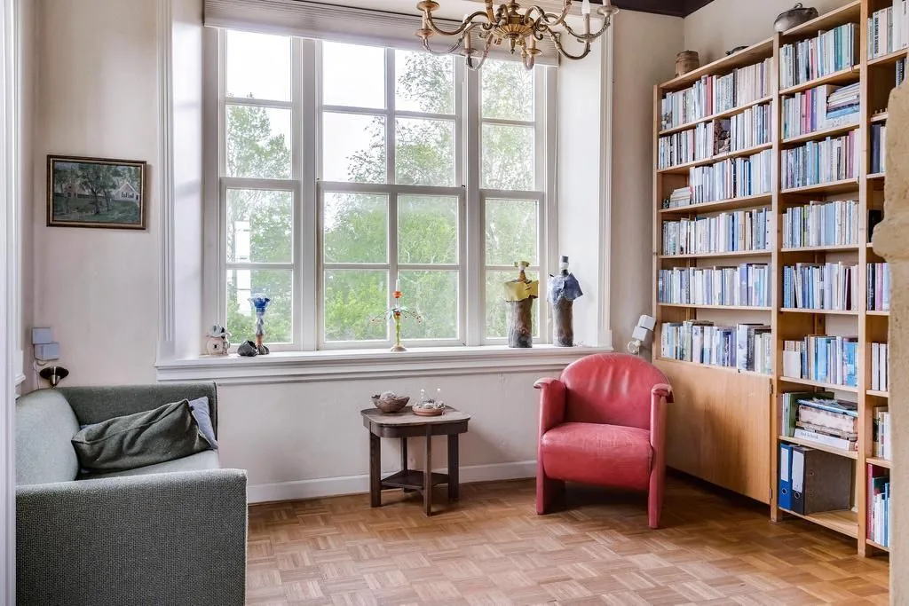 Lichthuis Oud-Kraggenburg, Kraggenburg: Een kamer met boekenkast en hoge ramen
