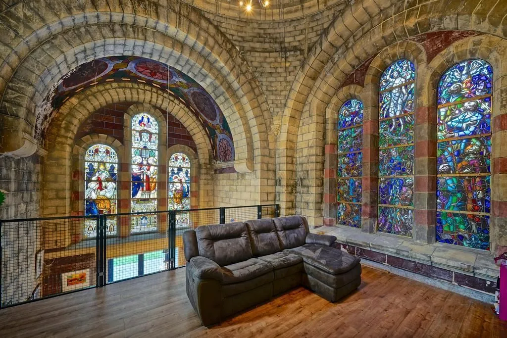 Sint Lambertuskerk, Maastricht: De loft onder de gewelven, met de glas-in-loodramen van de kerk