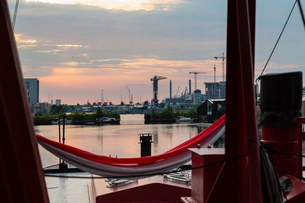 Rode Lichtschip, Amsterdam: Avond aan dek, met de hangmat boven het water