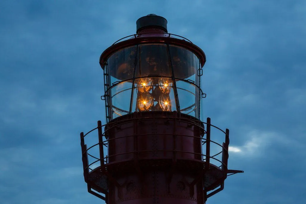 Rode Lichtschip, Amsterdam: De lantaarn van de lichttoren bij schemering