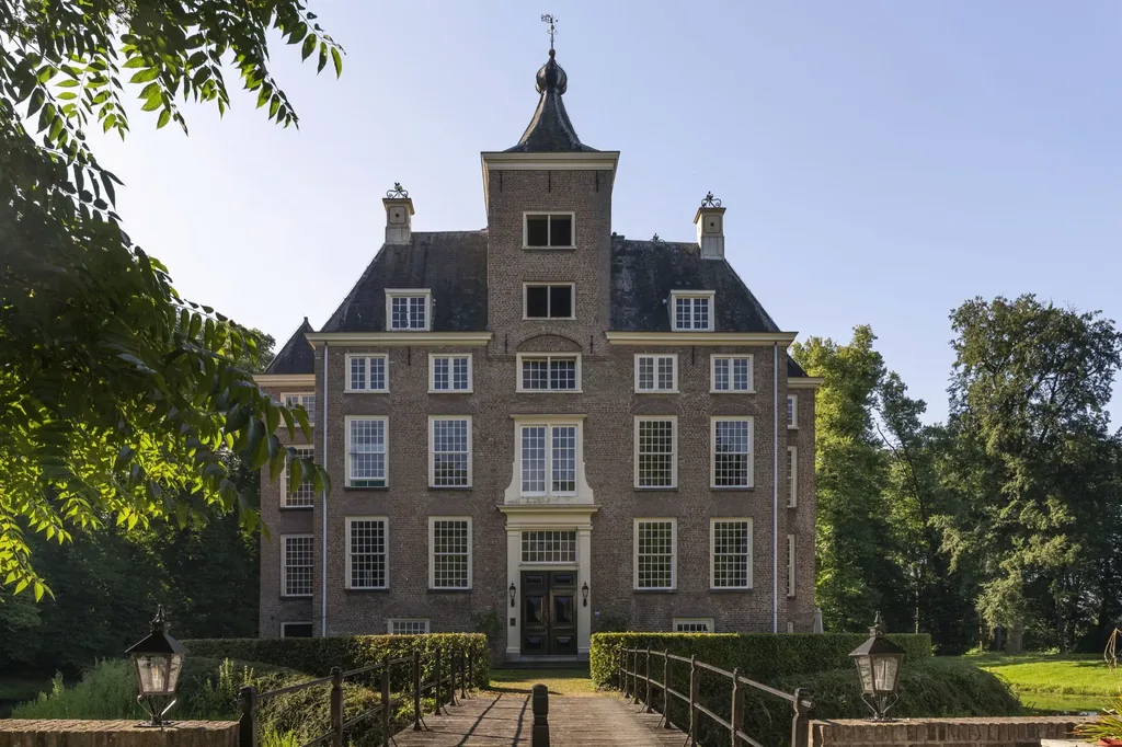 Kasteel Soelen in Zoelen, frontaal gezien vanaf de brug over de gracht