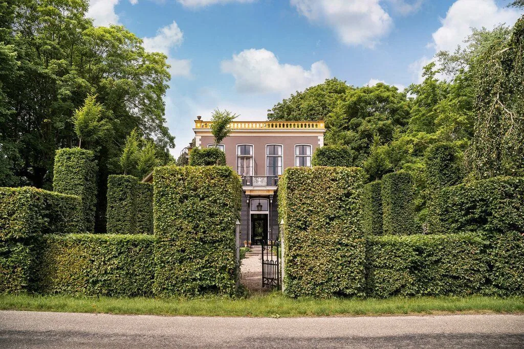 Landhuis Oosterhouw, Leens: Het landhuis achter de hagen