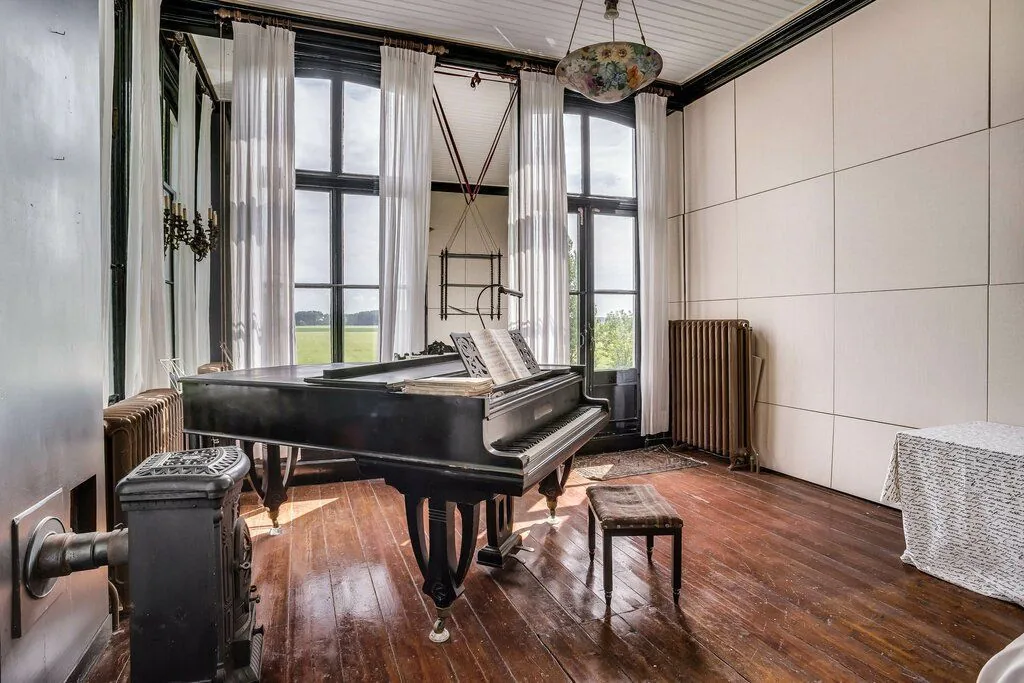 Landhuis Oosterhouw, Leens: De kamer met de vleugel en de hoge ramen