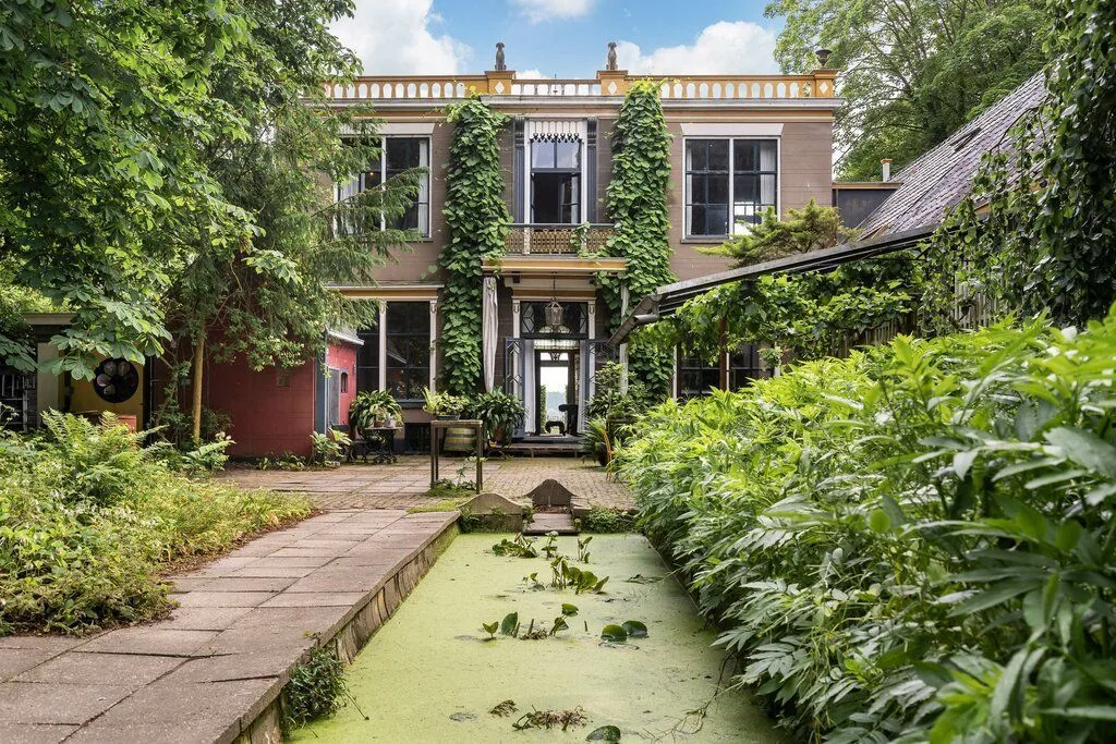 Landhuis Oosterhouw, Leens: De tuinvijver, met het huis op de achtergrond