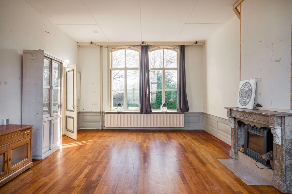 Voormalige pastorie, Purmerend: Een kamer met de schouw