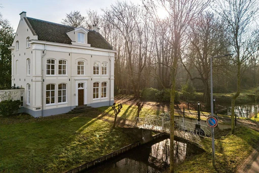 Voormalige pastorie, Purmerend: De pastorie van opzij gezien, tussen de bomen
