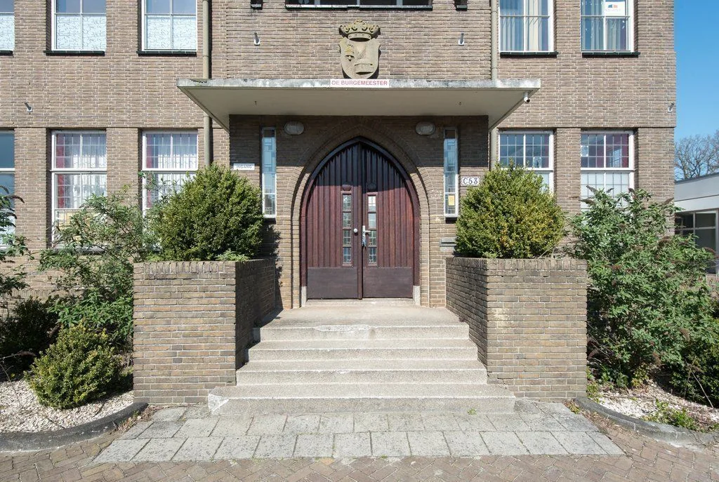 Voormalig gemeentehuis, Nieuwe Pekela: De entree met het bordes