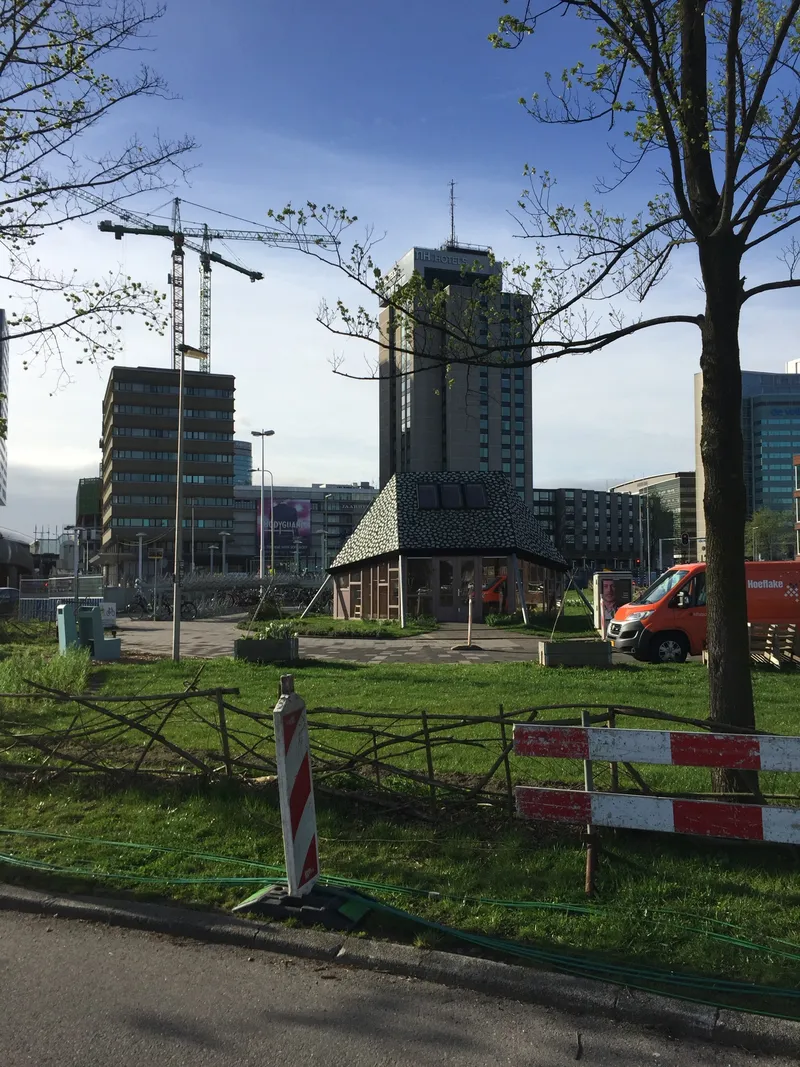 Paviljoen pOp, Utrecht: Paviljoen pOp vanaf de straat, met de torens en bouwkranen van de stad op de achtergrond
