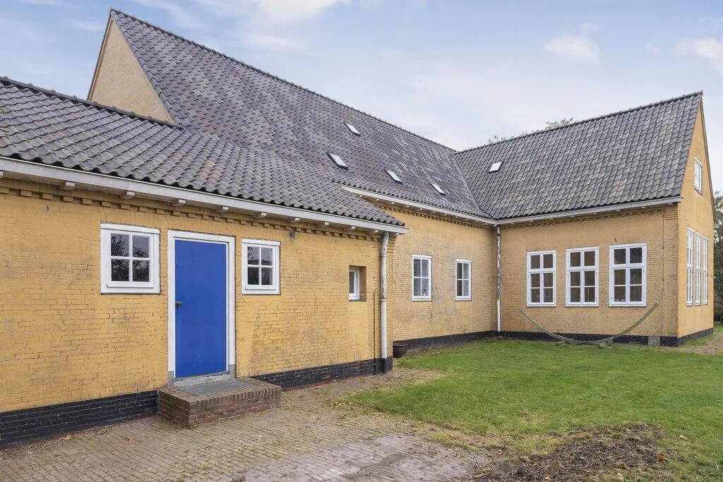 Voormalig PTT-versterkerstation, Anjum: Het gebouw met de blauwe deur, gezien vanaf het erf