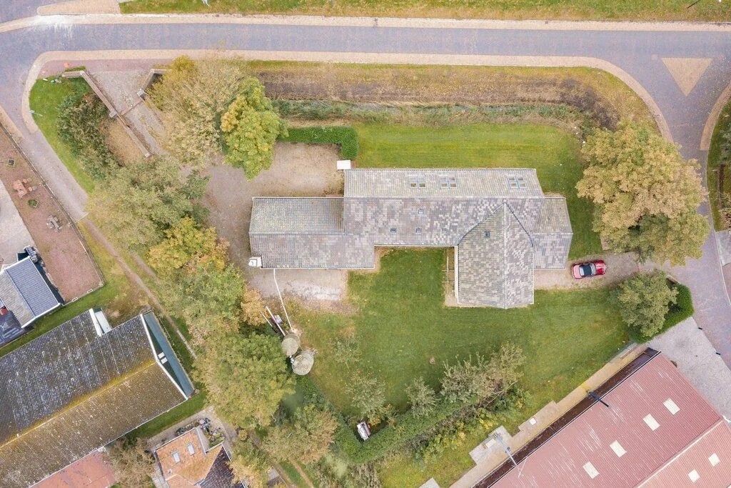 Voormalig PTT-versterkerstation, Anjum: Het gebouw en het erf vanuit de lucht