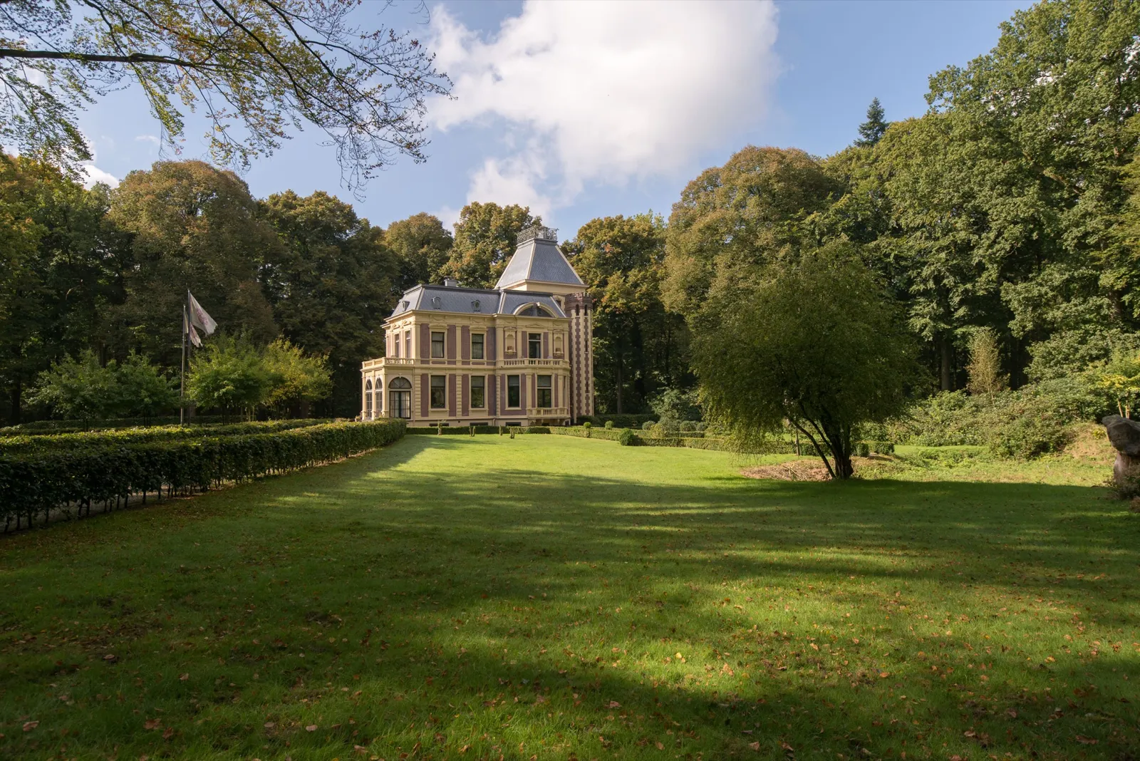 Landhuis Groot Spriel, Putten: Het landhuis vanuit de tuin, met het gazon en de bomen die het huis op de Veluwe omringen
