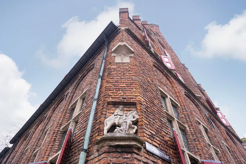 Raadhuis, Doesburg: De gevel van het raadhuis, van onderaf gezien