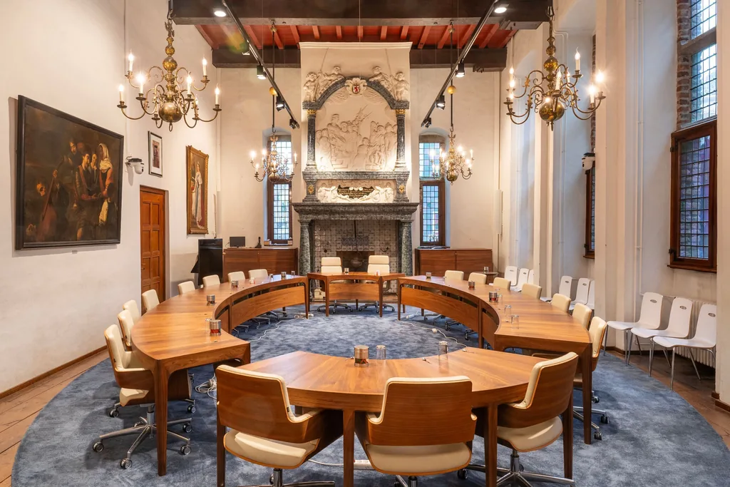 De raadzaal van het voormalige raadhuis in Doesburg, met de ronde raadstafel