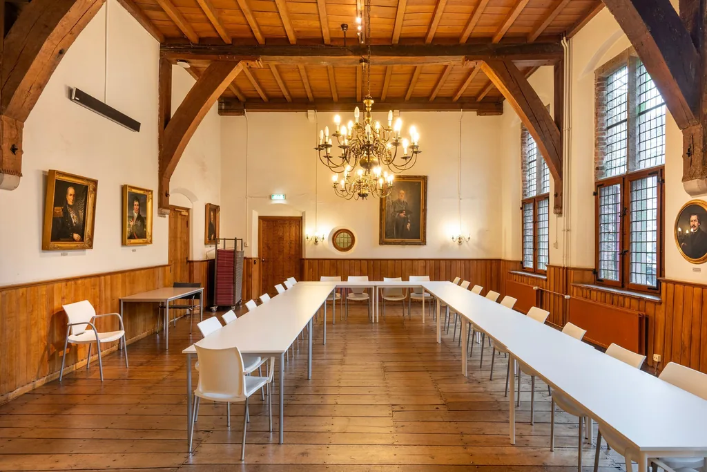 Raadhuis, Doesburg: Een zaal met kroonluchters onder de houten balken