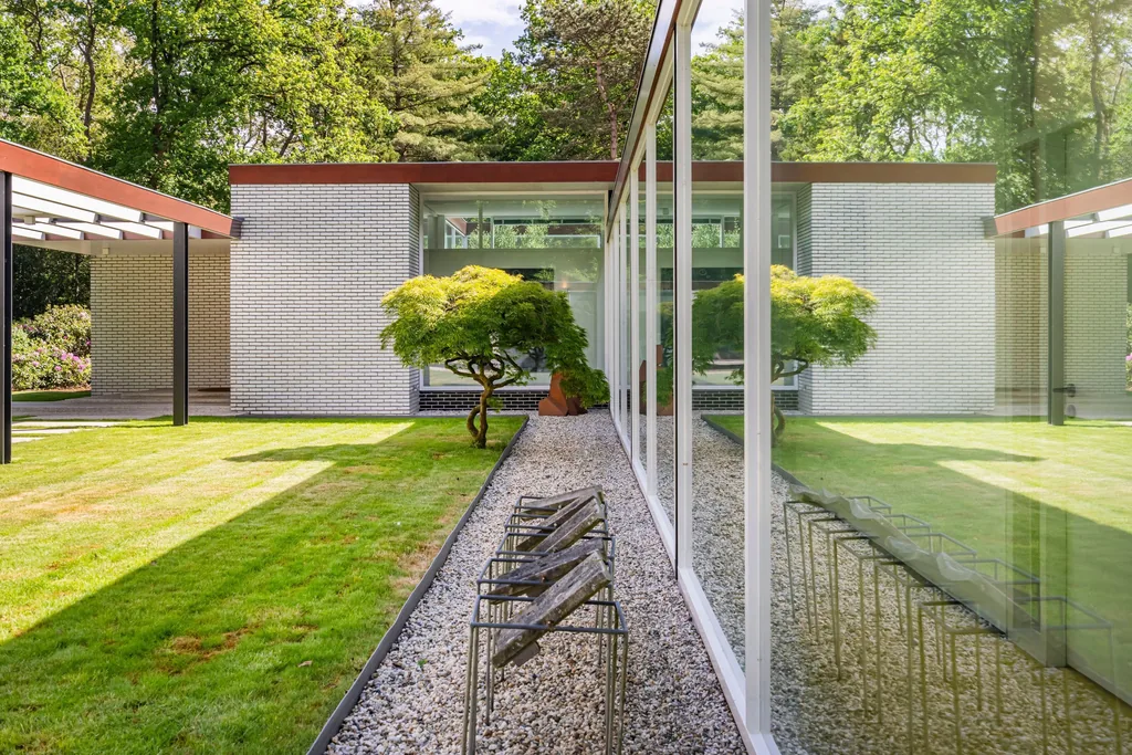 Rietveldhuis, Laren: De patio, met zicht door de glazen gevels