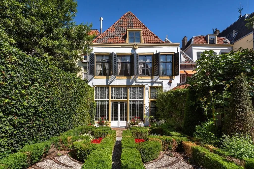 Het Roode Huys, Utrecht: De formele stadstuin met de achtergevel