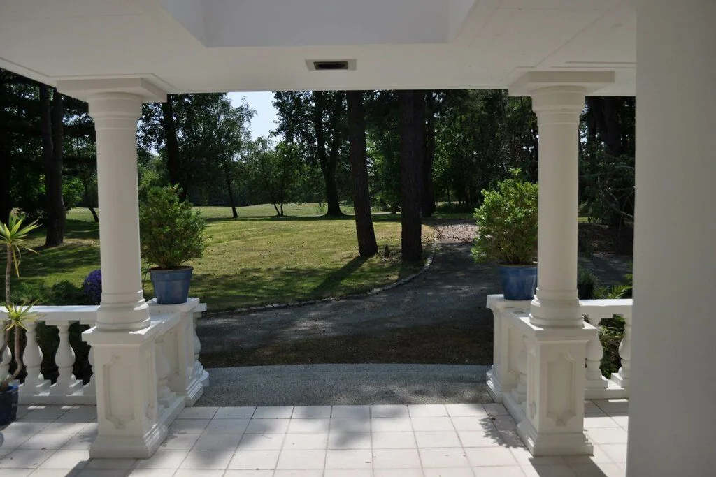Landgoed Schouwse Hoeve, Renesse: Het terras onder de witte zuilen, met zicht op het bos