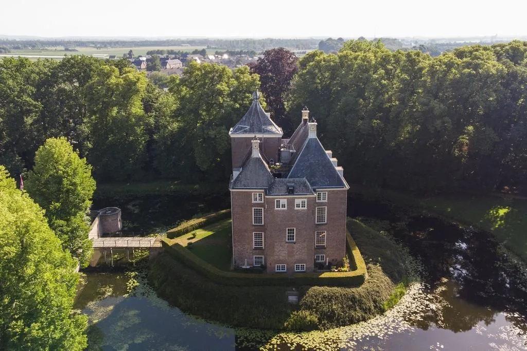 Kasteel Soelen, Zoelen: Het kasteel vanuit de lucht, omringd door de gracht