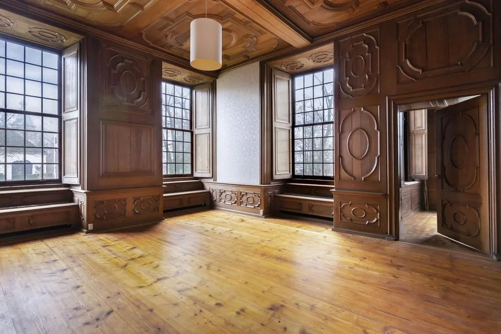 Kasteel Soelen, Zoelen: Een kamer met houten lambrisering