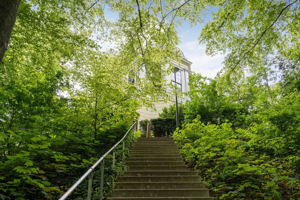 Theekoepel, Wassenaar: De trap door het groen naar de koepel