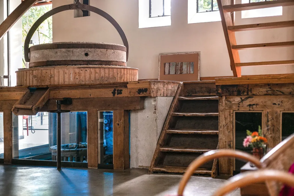 Watermolen De Hoop, Heerde: De molenruimte met de trap, onder de houten balken