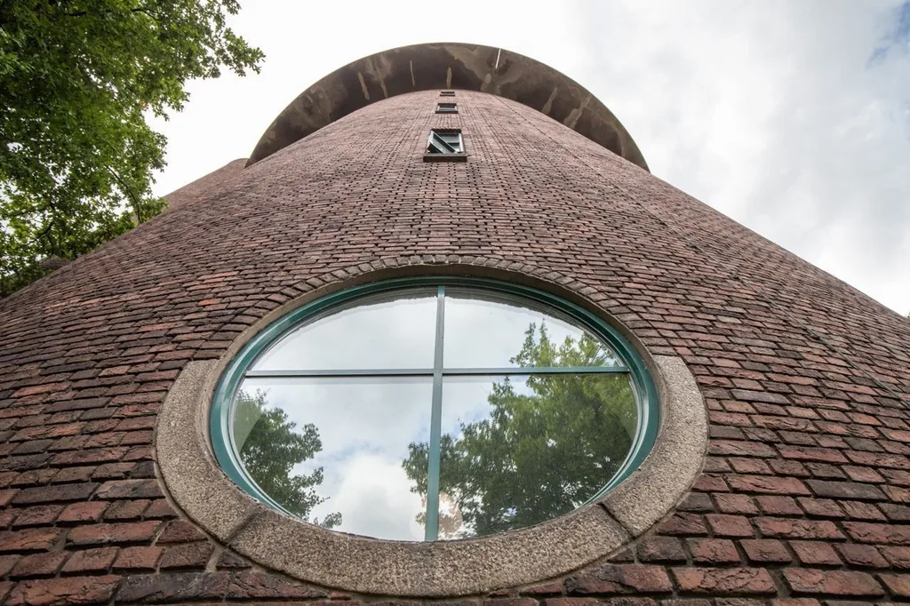 Watertoren, Breda: Het ovale venster in de bakstenen toren, van onderaf gezien